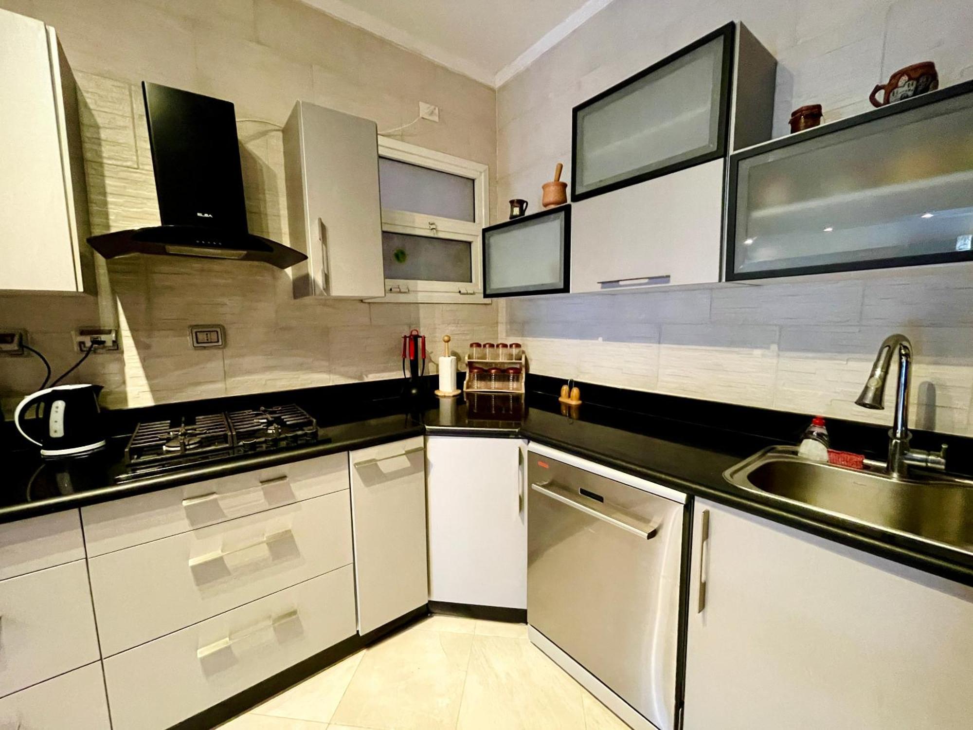 Stylish 2br In Downtown Rehab Near Malls
