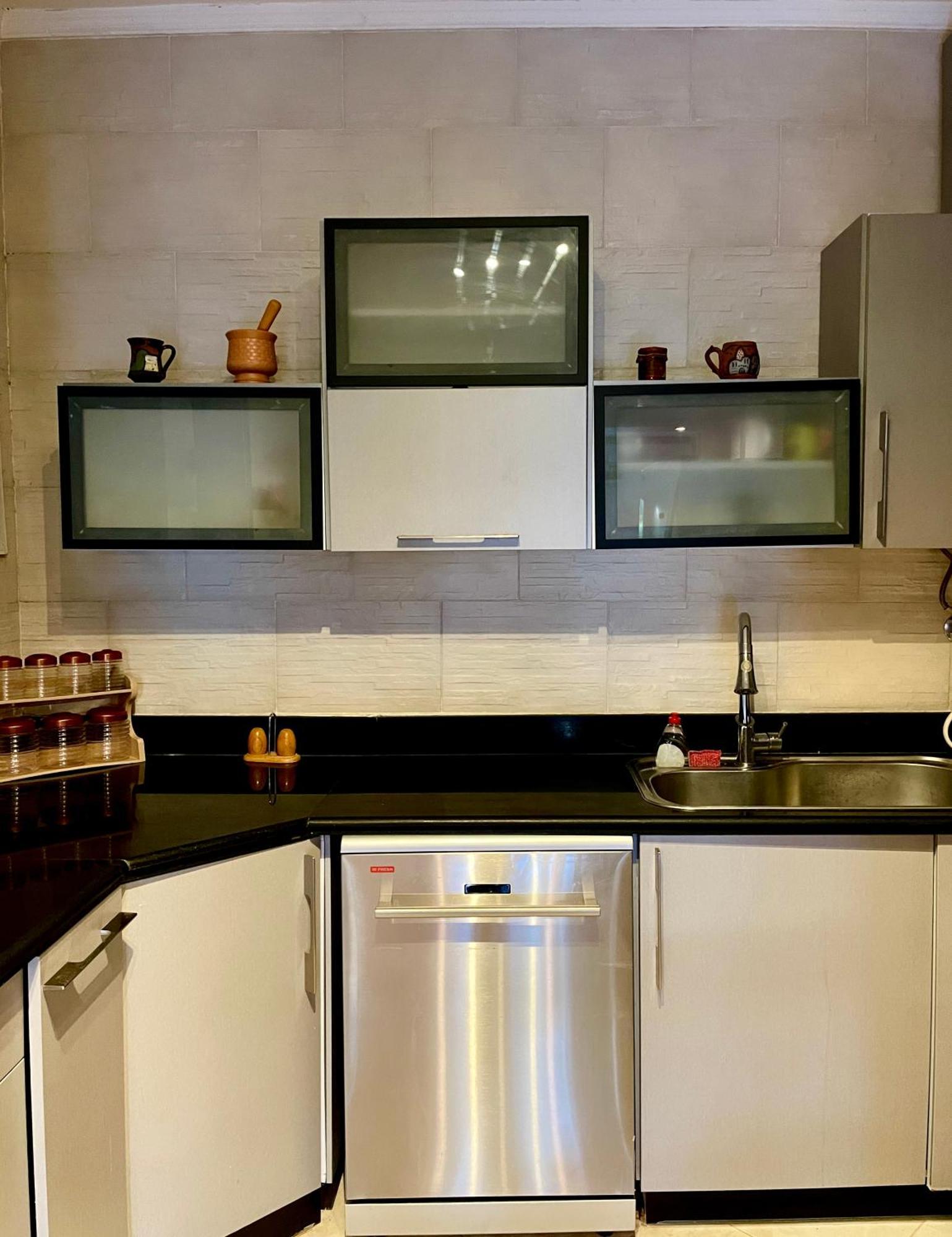 Stylish 2br In Downtown Rehab Near Malls *